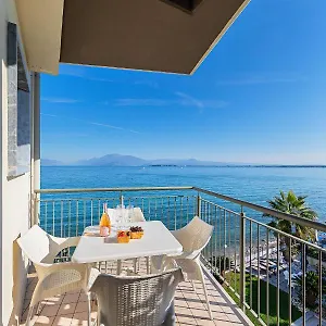 https://residenza-miralago.it-lombardy.com